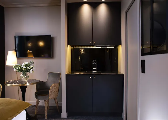 Rayz Eiffel Aparthotel 4*